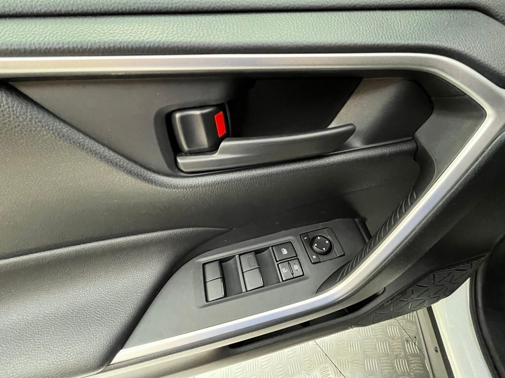 2019 Toyota RAV4 LE - Photo 39