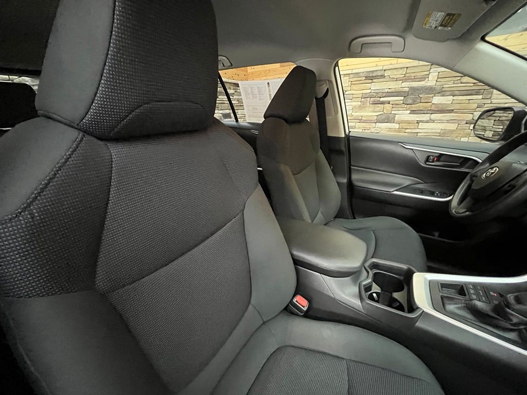 2019 Toyota RAV4 LE - Photo 30