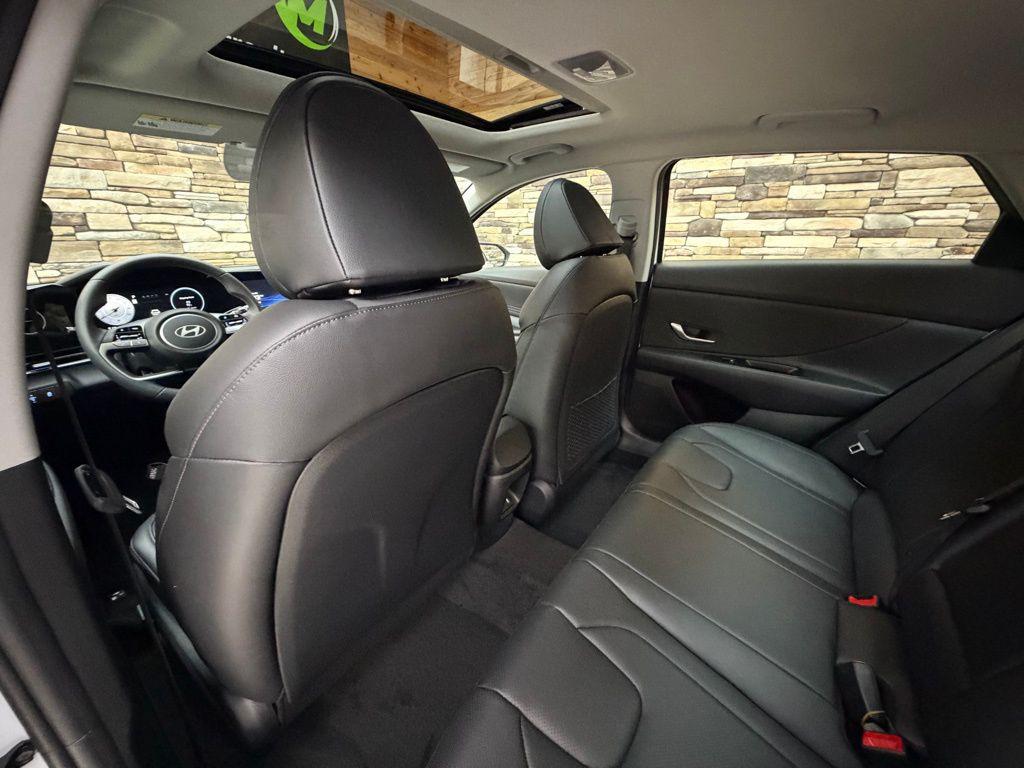 2025 Hyundai Elantra Limited - Photo 17