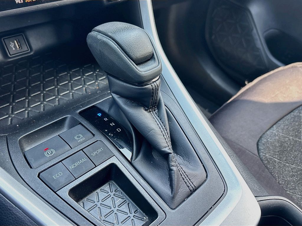 2025 Toyota RAV4 LE - Photo 16