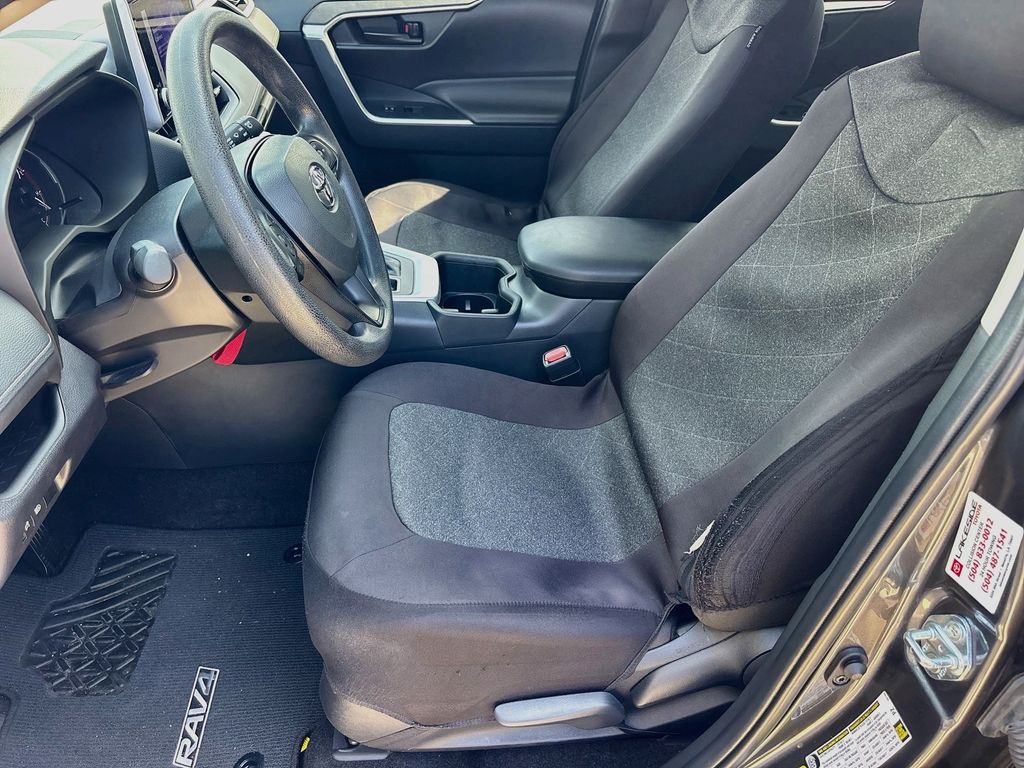 2025 Toyota RAV4 LE - Photo 20