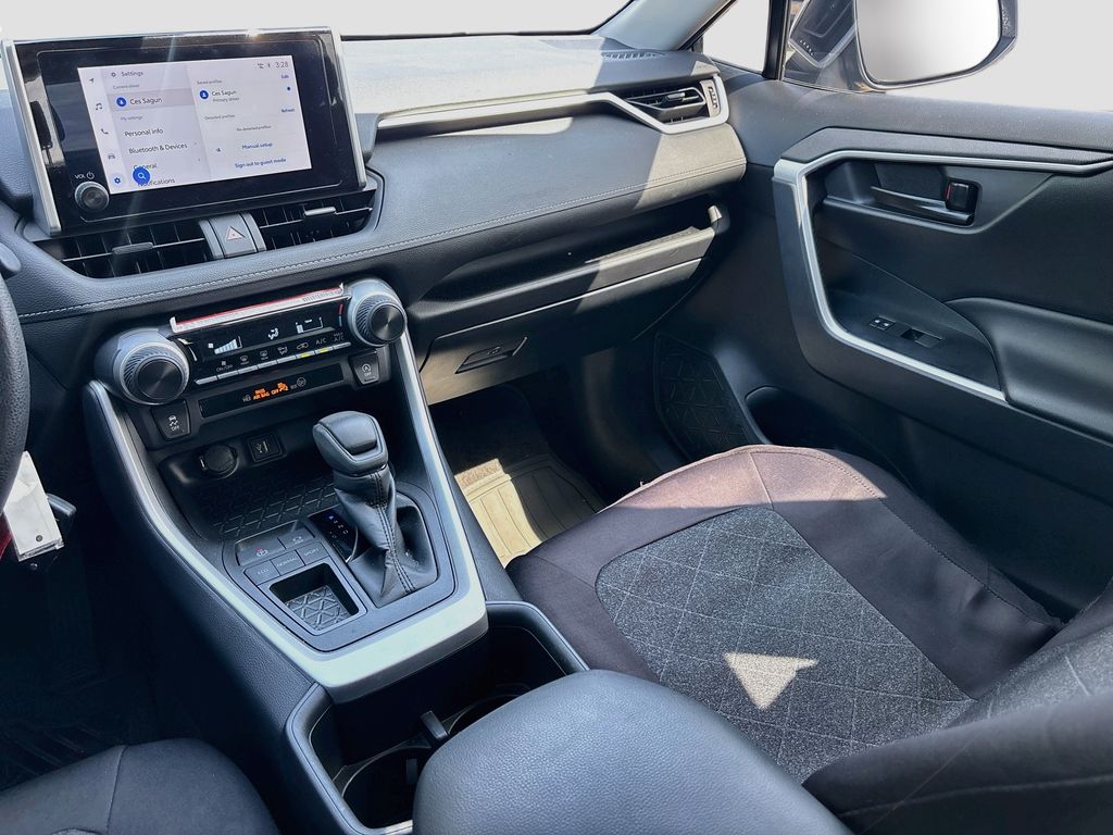 2025 Toyota RAV4 LE - Photo 22