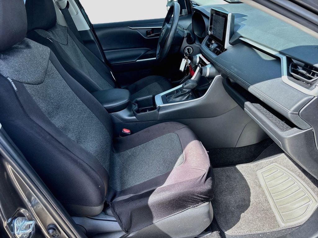2025 Toyota RAV4 LE - Photo 27
