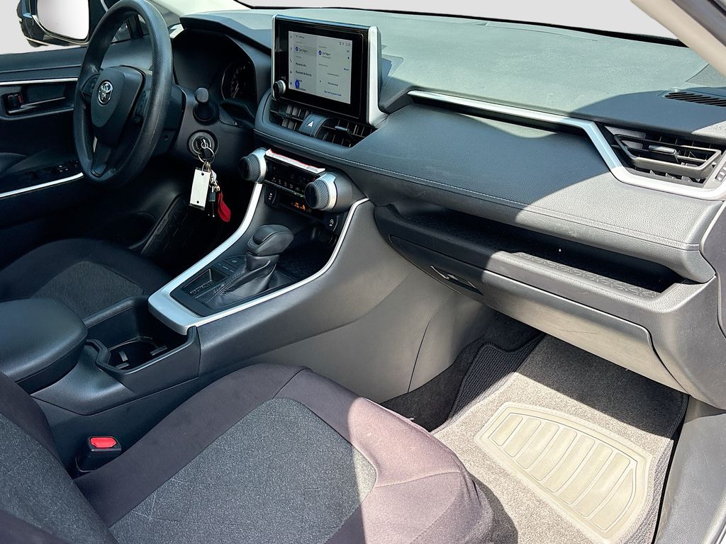 2025 Toyota RAV4 LE - Photo 28