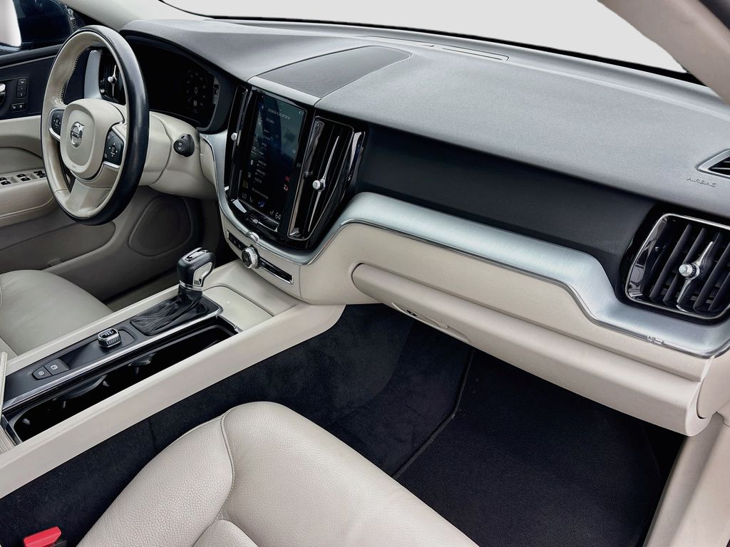 2018 Volvo XC60 Momentum - Photo 31
