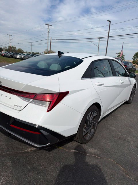 2024 Hyundai Elantra Limited - Photo 11