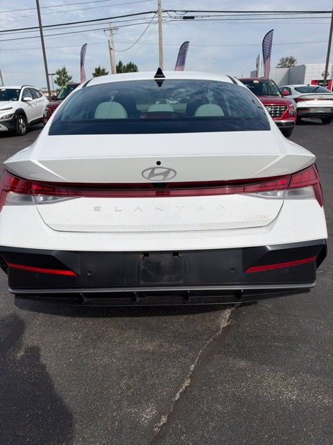 2024 Hyundai Elantra Limited - Photo 16
