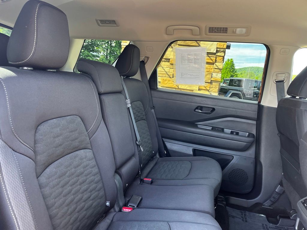 2025 Nissan Pathfinder SV - Photo 31