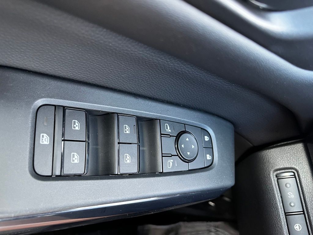 2025 Nissan Pathfinder SV - Photo 22