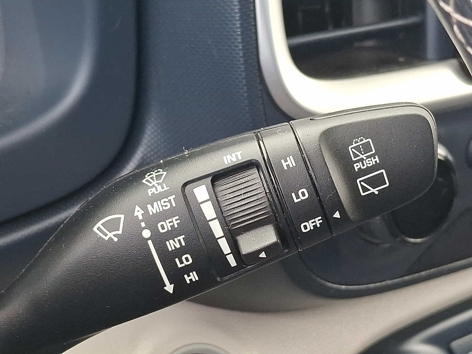 2023 Hyundai Venue Limited - Photo 28