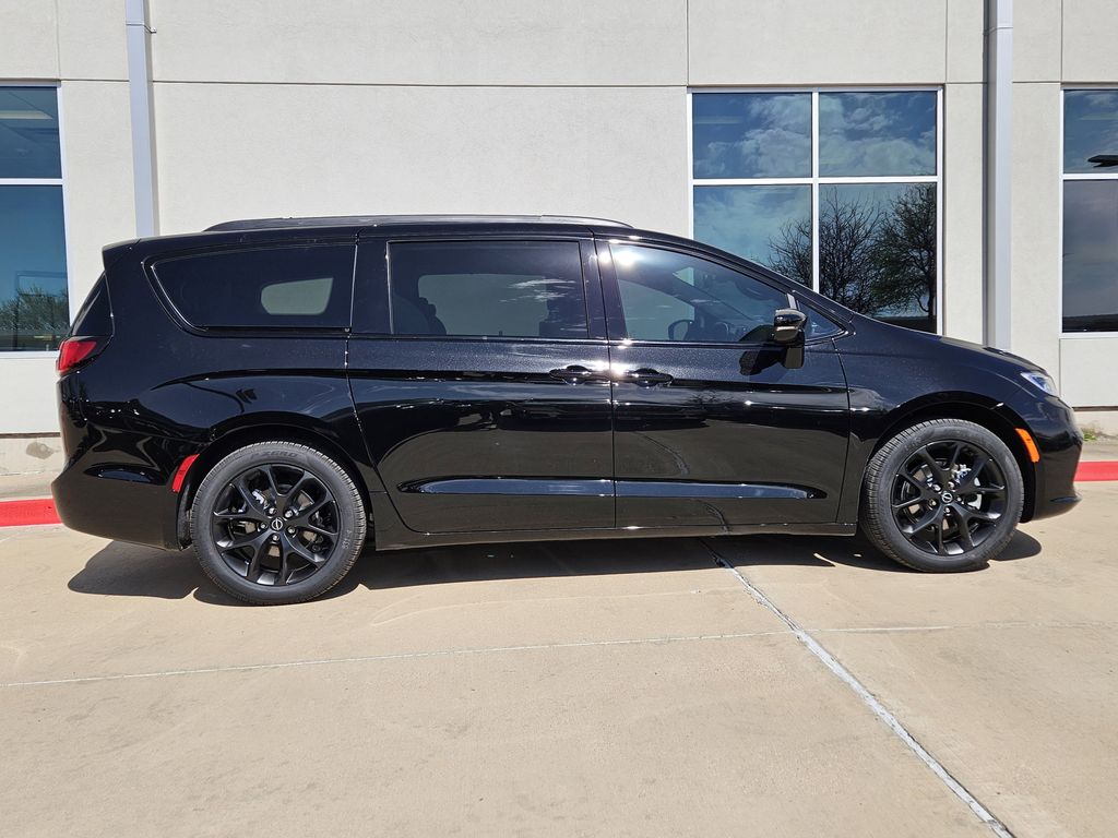 New 2026 Chrysler Pacifica SELECT Passenger Van