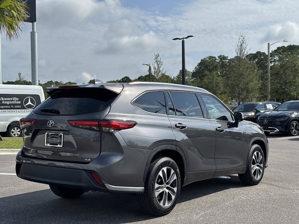 Used 2021 Toyota Highlander XLE XLE FWD