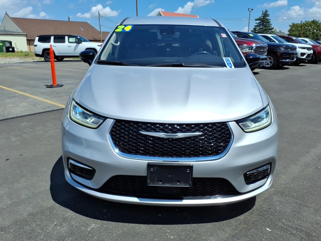 Used 2024 Chrysler Pacifica Touring L Touring L Mini-Van