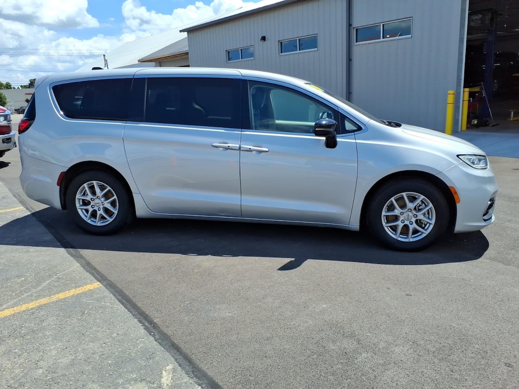 Used 2024 Chrysler Pacifica Touring L Touring L Mini-Van