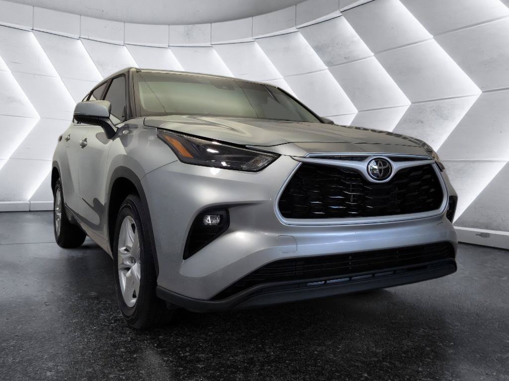 Used 2023 Toyota Highlander LE LE FWD