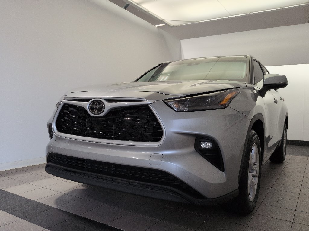 Used 2023 Toyota Highlander LE LE FWD