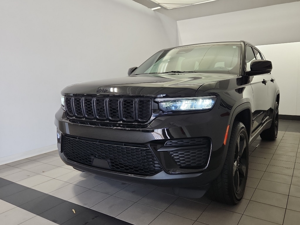 Used 2024 Jeep Grand Cherokee Laredo SUV
