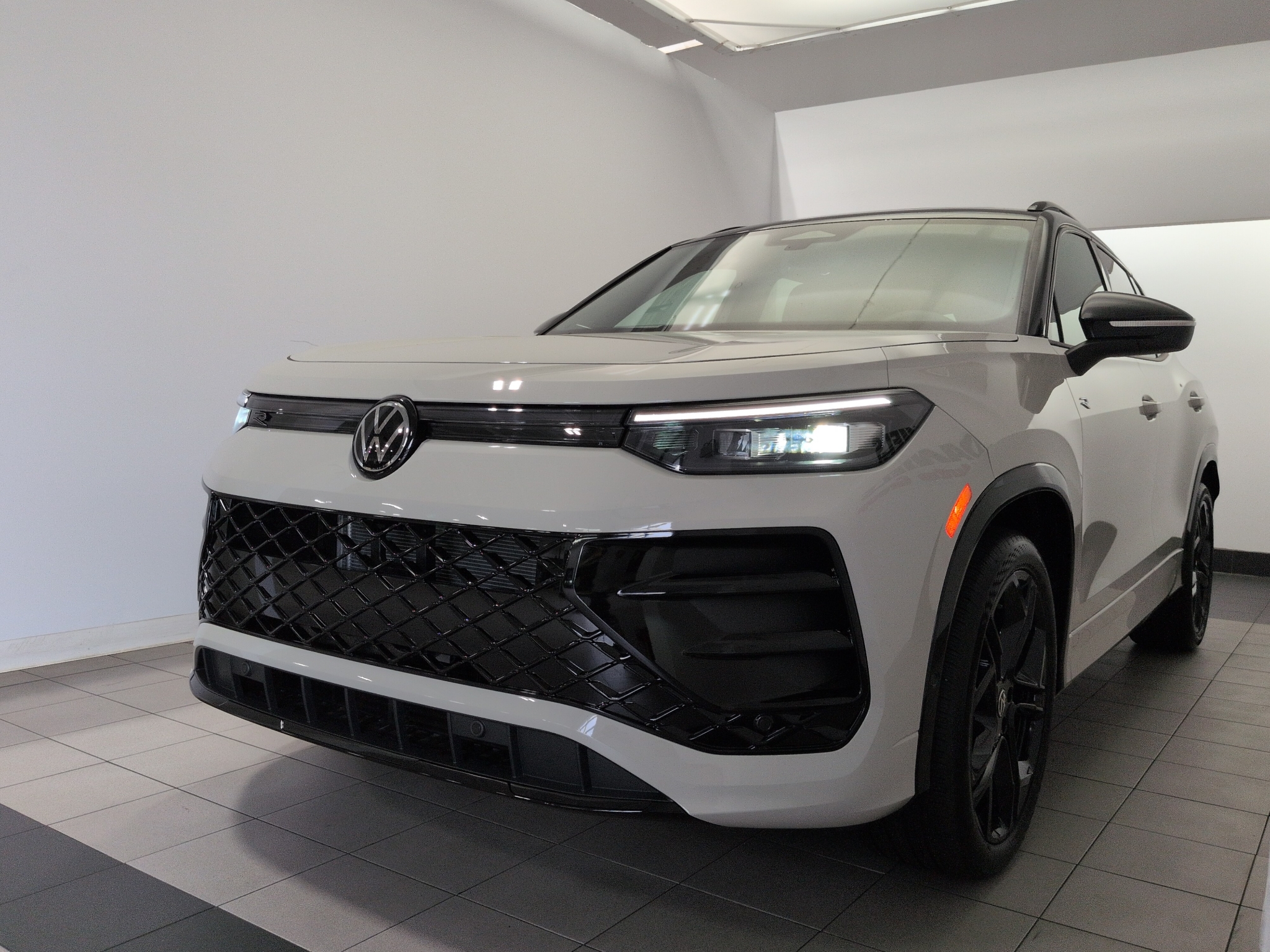 New 2026 Volkswagen Tiguan SE R-Line Black Sport Utility
