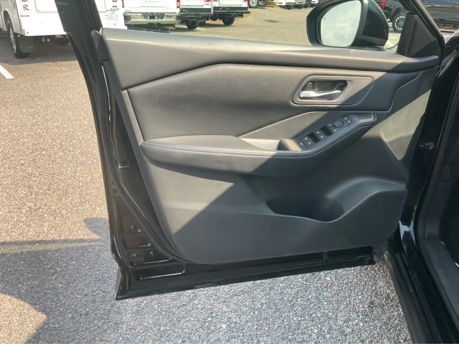 2025 Nissan Rogue SV - Photo 10