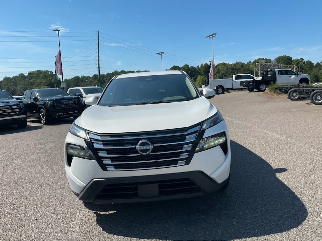 Used 2024 Nissan Rogue SV