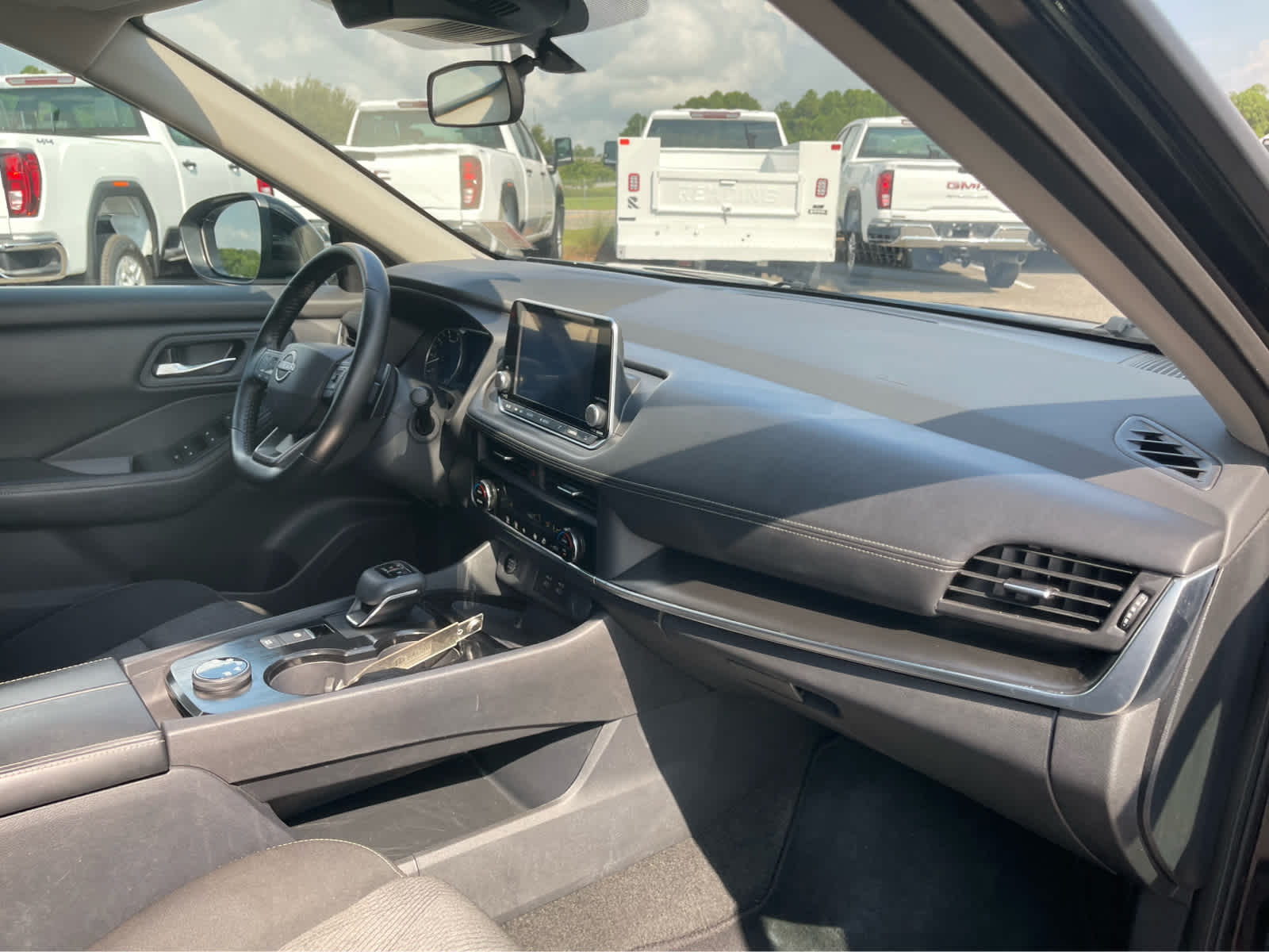 2025 Nissan Rogue SV - Photo 28