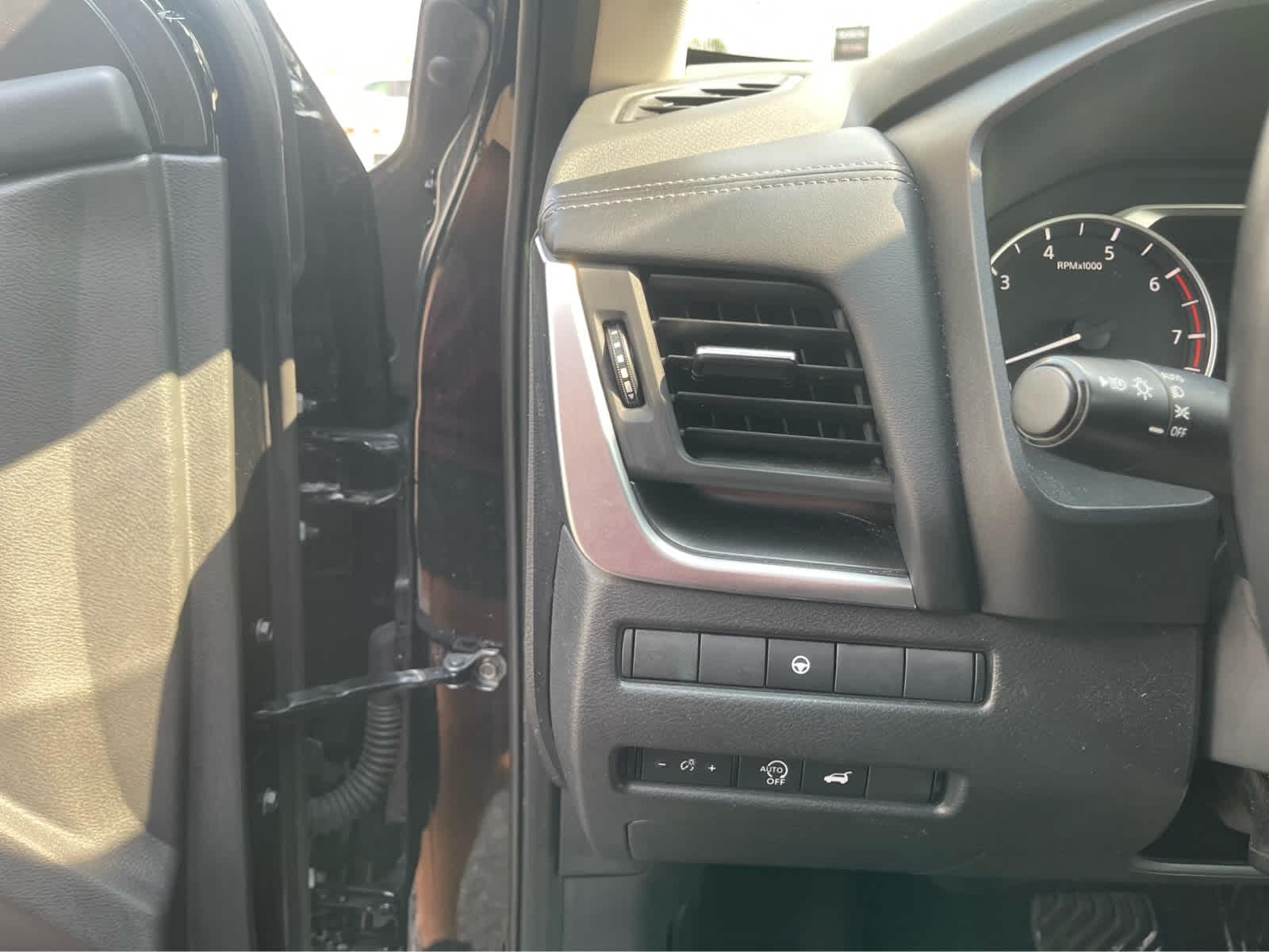 2025 Nissan Rogue SV - Photo 14