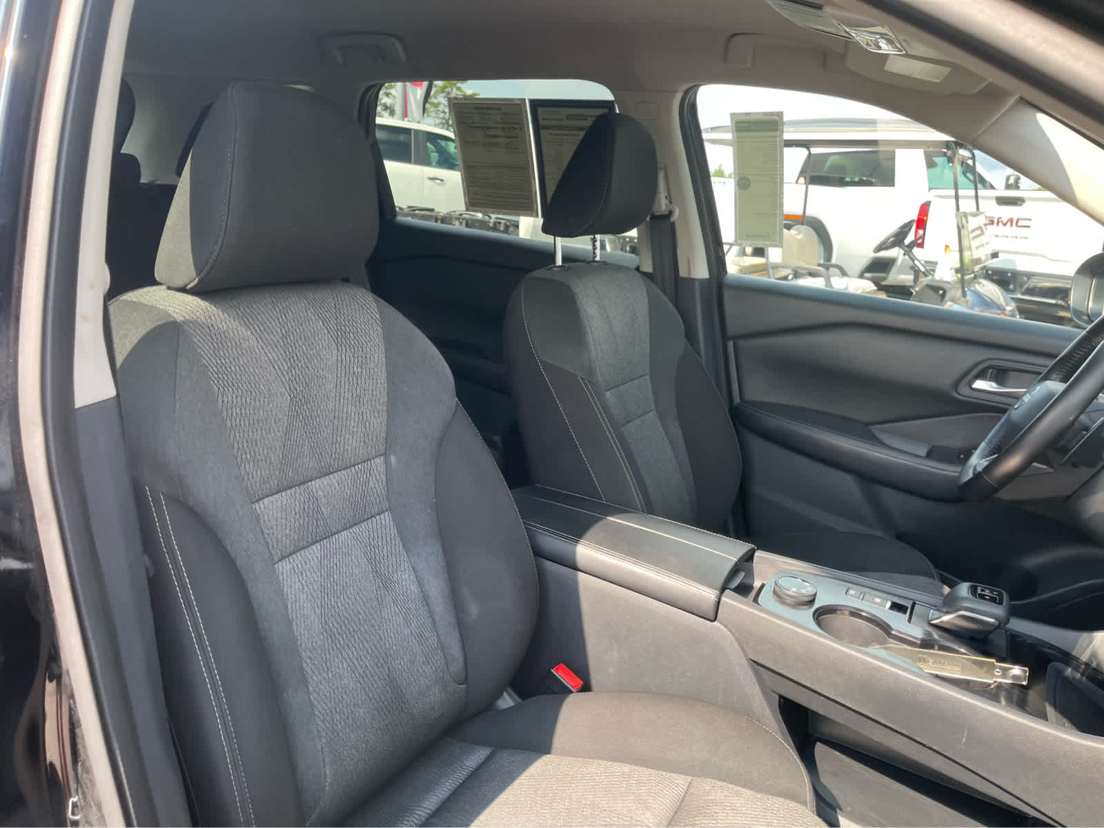 2025 Nissan Rogue SV - Photo 27