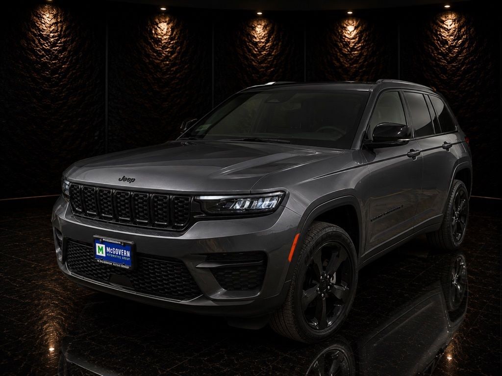 Used 2023 Jeep Grand Cherokee Laredo SUV