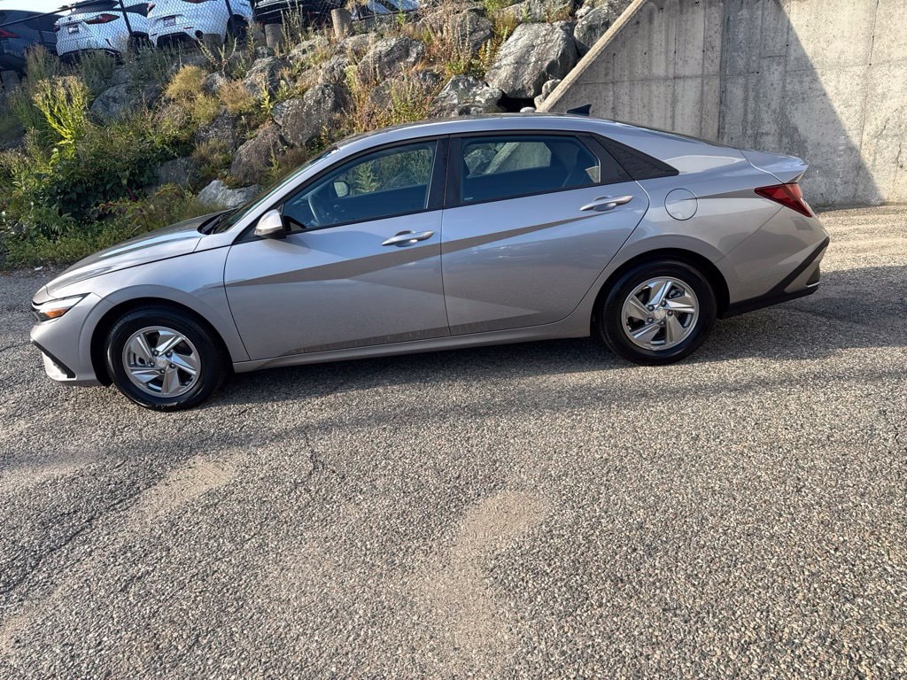 Used 2025 Hyundai Elantra SE Sedan