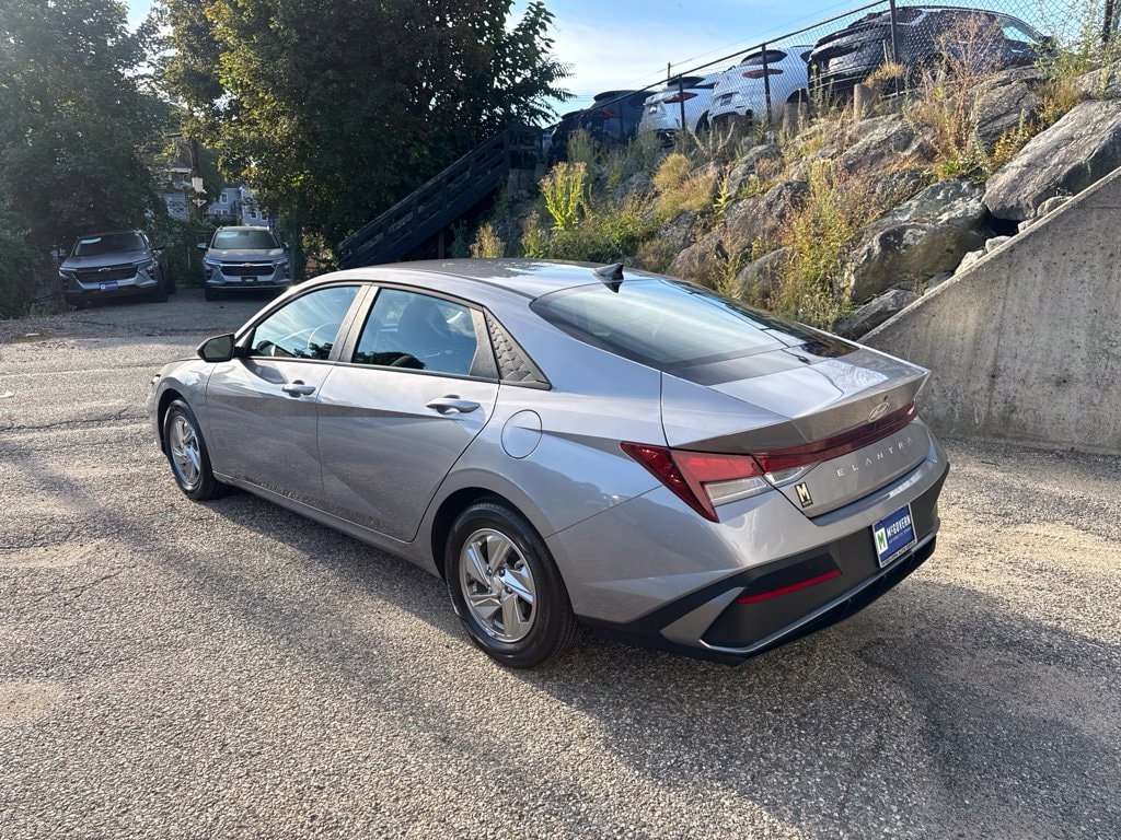 Used 2025 Hyundai Elantra SE Sedan