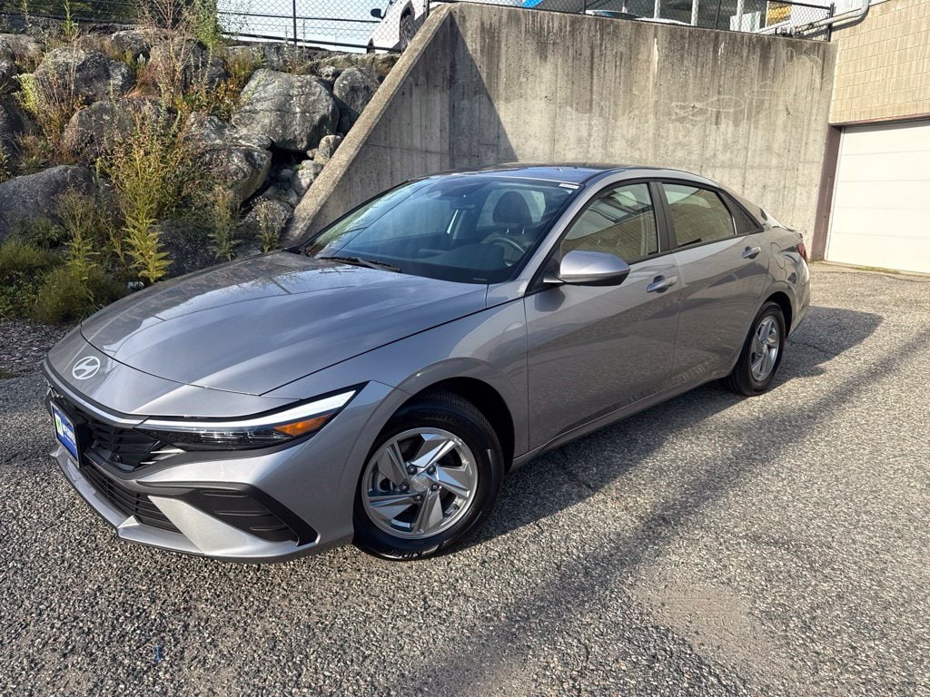Used 2025 Hyundai Elantra SE Sedan