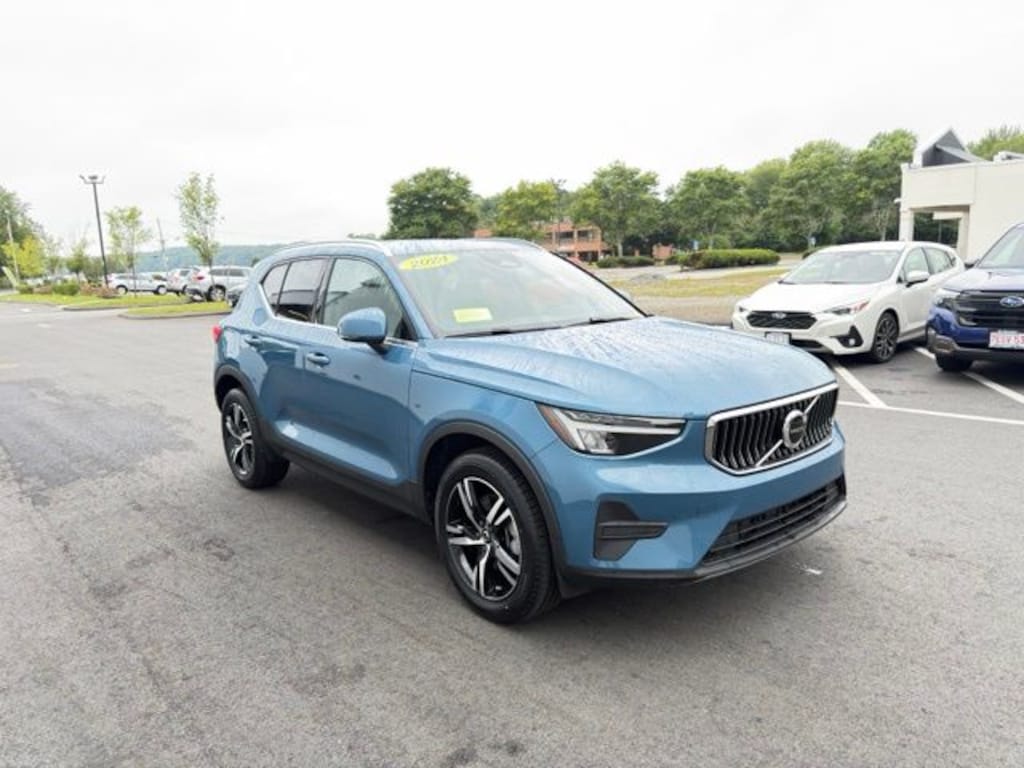 Used 2024 Volvo XC40 B5 Core SUV