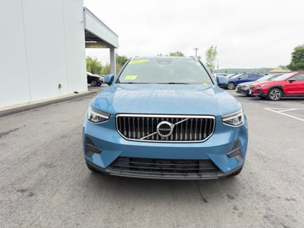Used 2024 Volvo XC40 B5 Core SUV