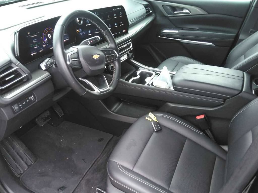 Used 2025 Chevrolet Traverse LT SUV