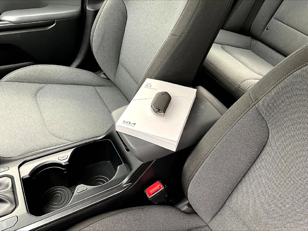 2025 Kia K4 LXS - Photo 34
