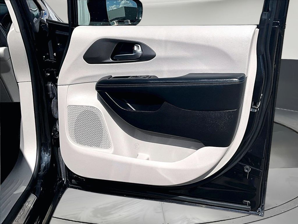 2021 Chrysler Pacifica Hybrid Touring L - Photo 30