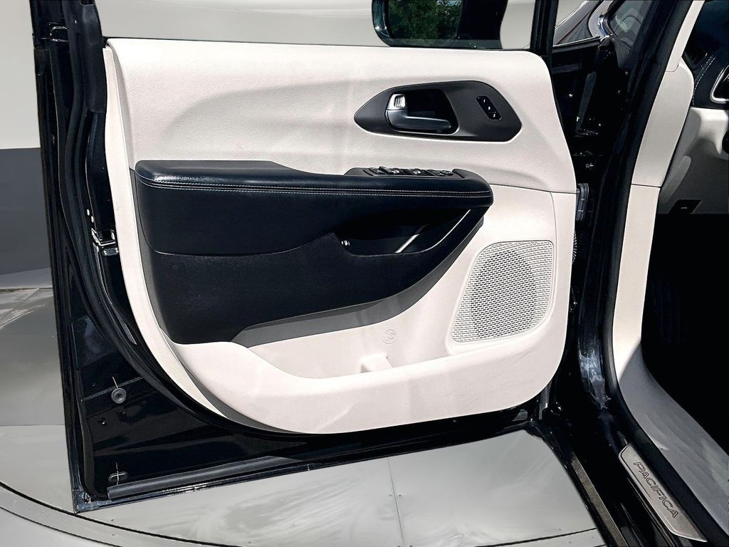 2021 Chrysler Pacifica Hybrid Touring L - Photo 23