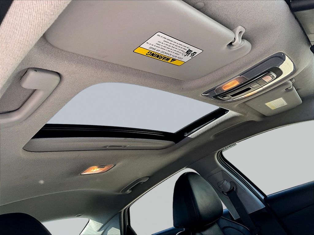 2025 Hyundai Elantra Limited - Photo 29