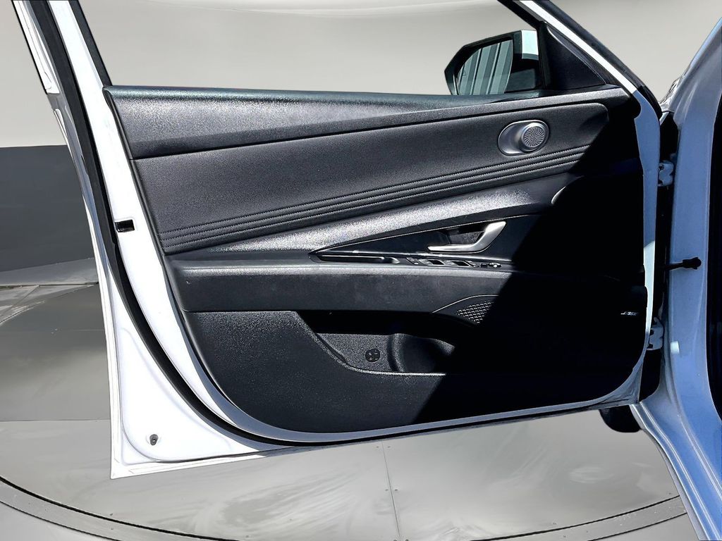 2025 Hyundai Elantra Limited - Photo 23