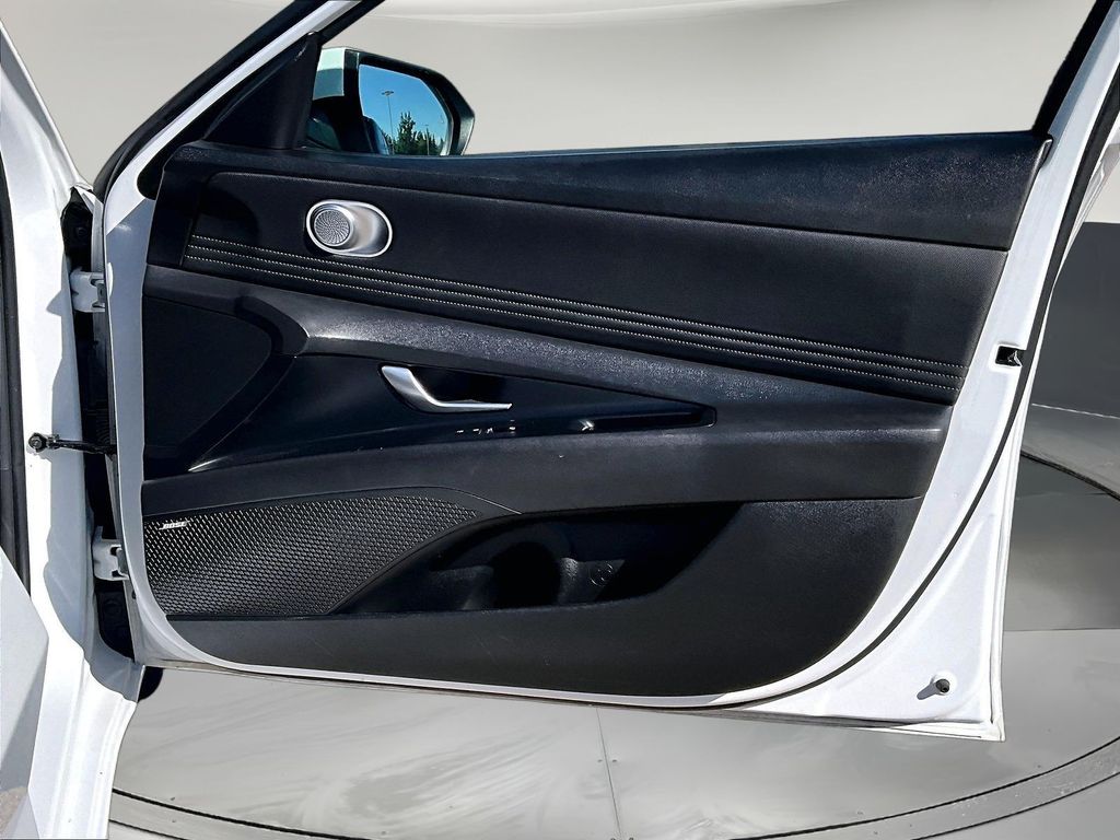 2025 Hyundai Elantra Limited - Photo 30