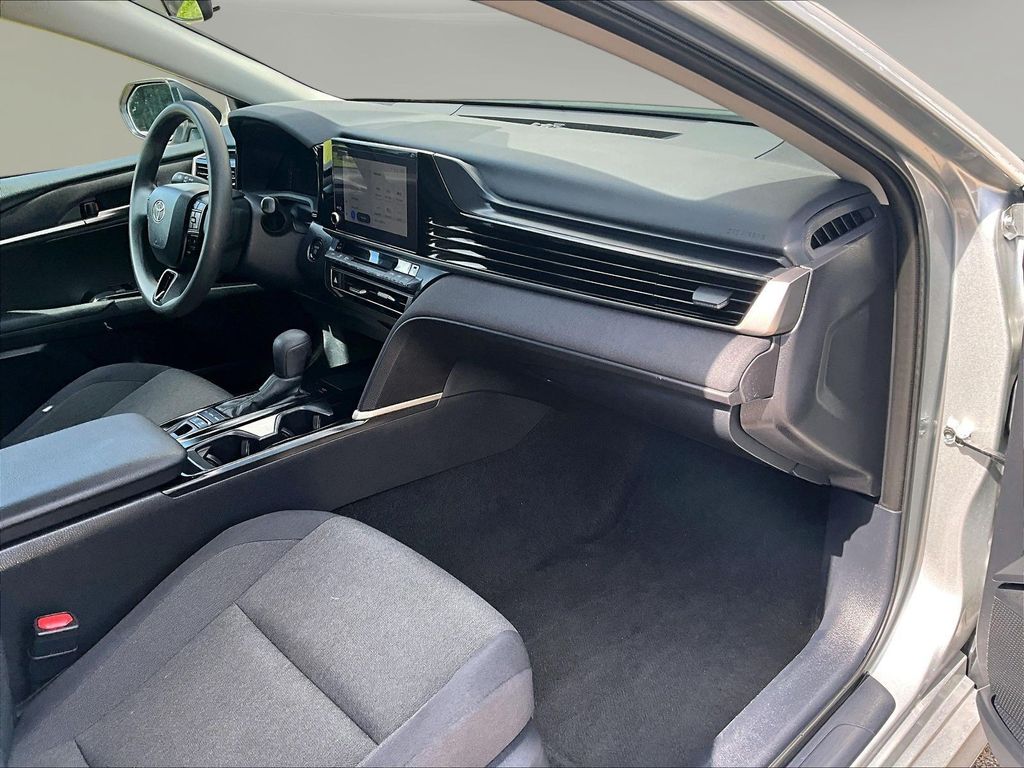 2025 Toyota Camry LE - Photo 29