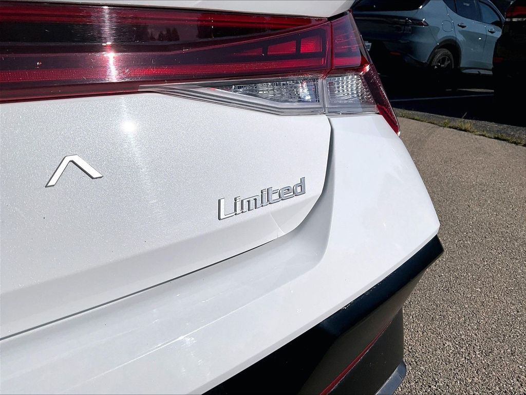 2025 Hyundai Elantra Limited - Photo 27