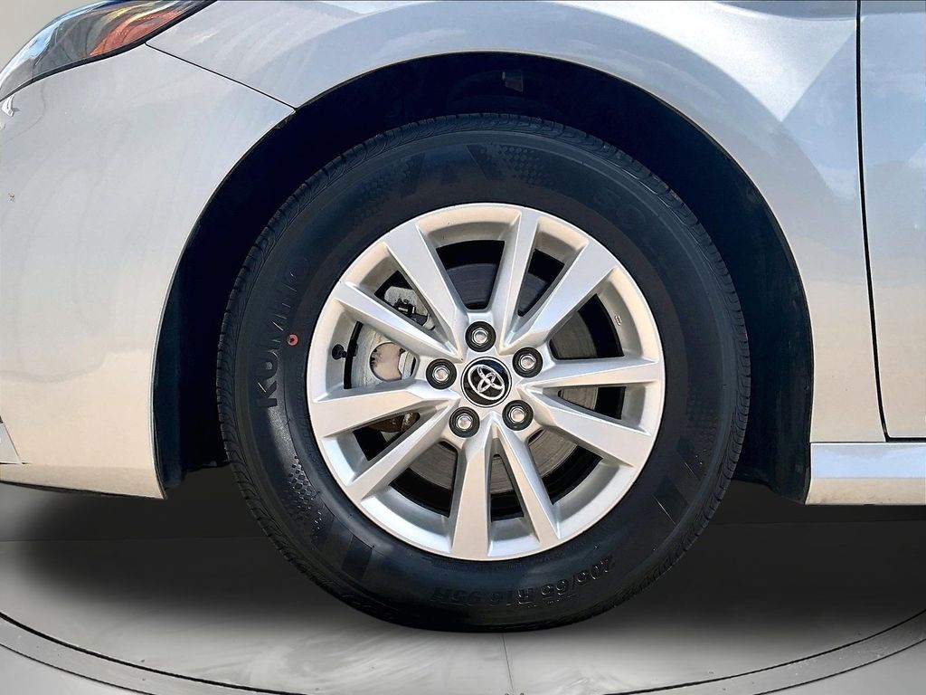 2025 Toyota Camry LE - Photo 33