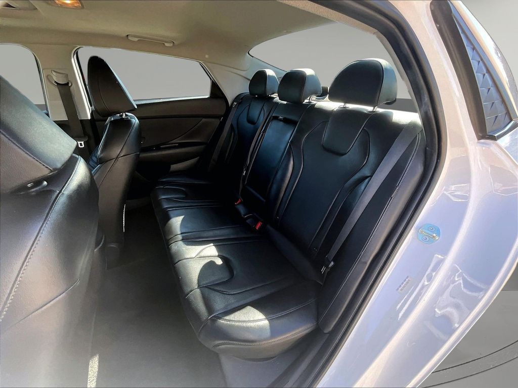 2025 Hyundai Elantra Limited - Photo 25