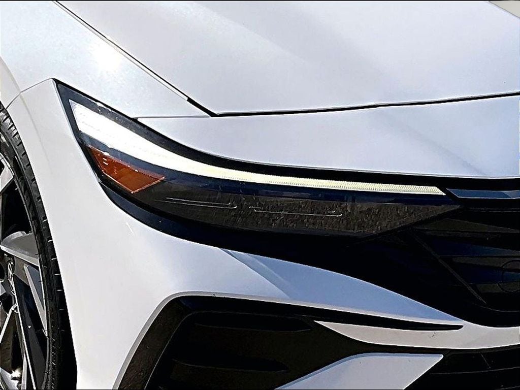 2025 Hyundai Elantra Limited - Photo 32