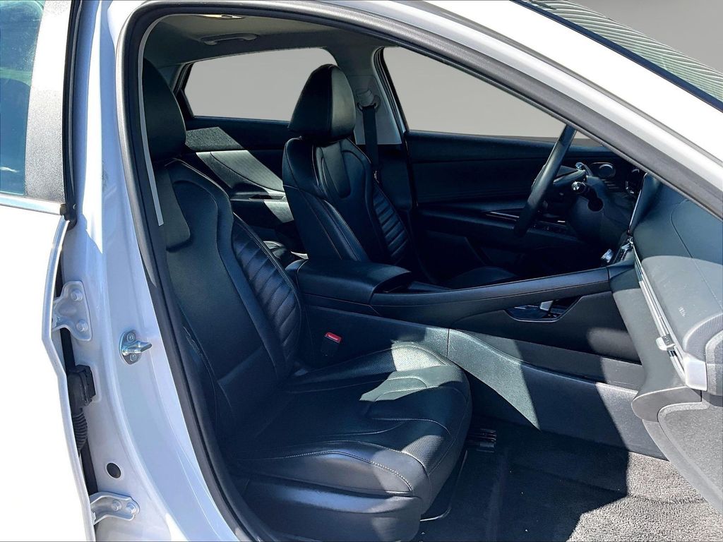 2025 Hyundai Elantra Limited - Photo 31