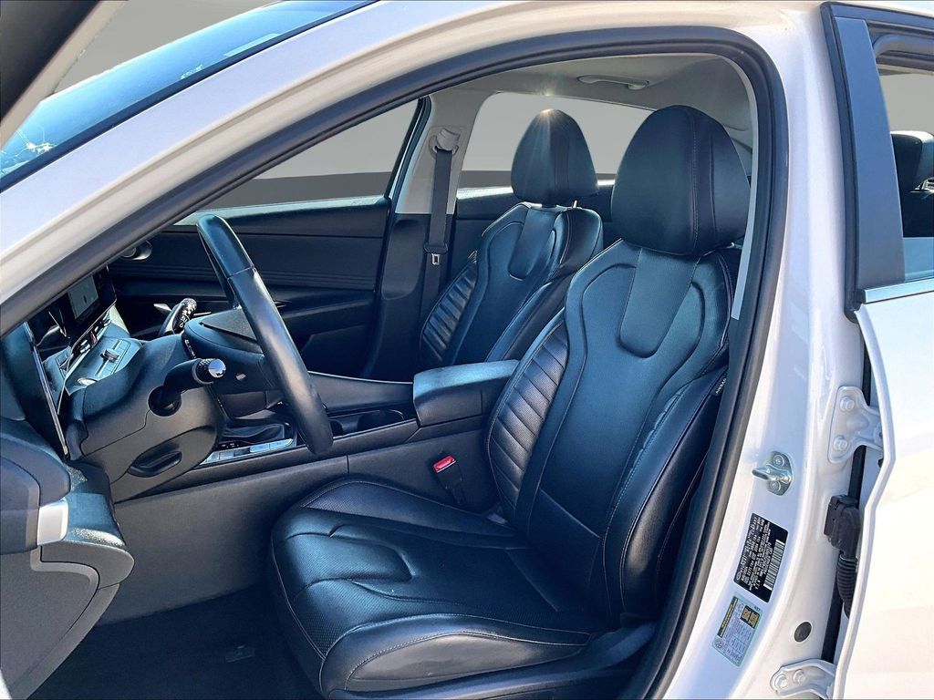 2025 Hyundai Elantra Limited - Photo 24
