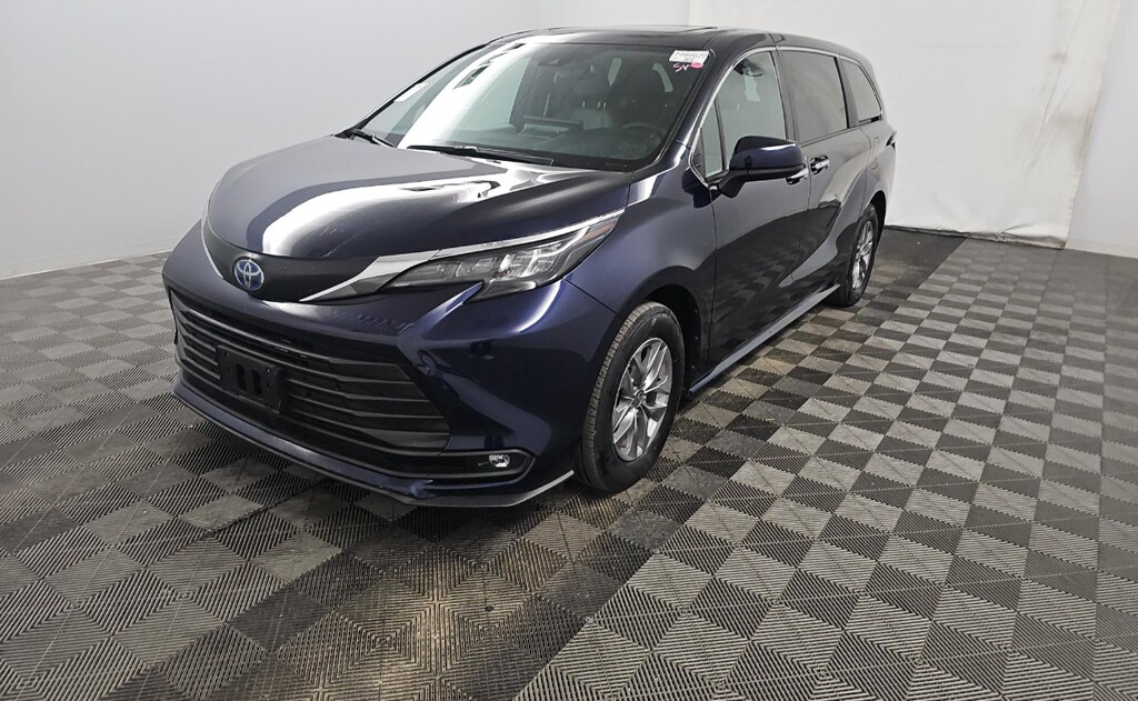 Used 2025 Toyota Sienna XLE Minivan/Van