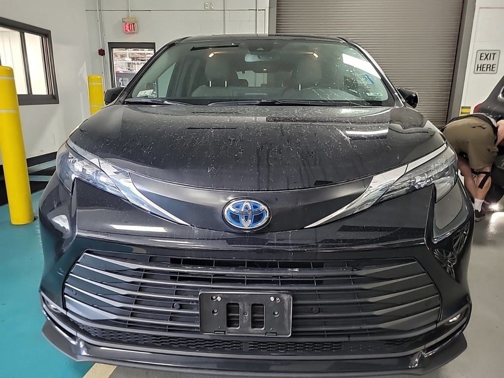 Used 2025 Toyota Sienna XLE Minivan/Van