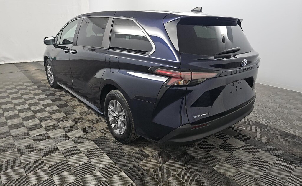 Used 2025 Toyota Sienna XLE Minivan/Van